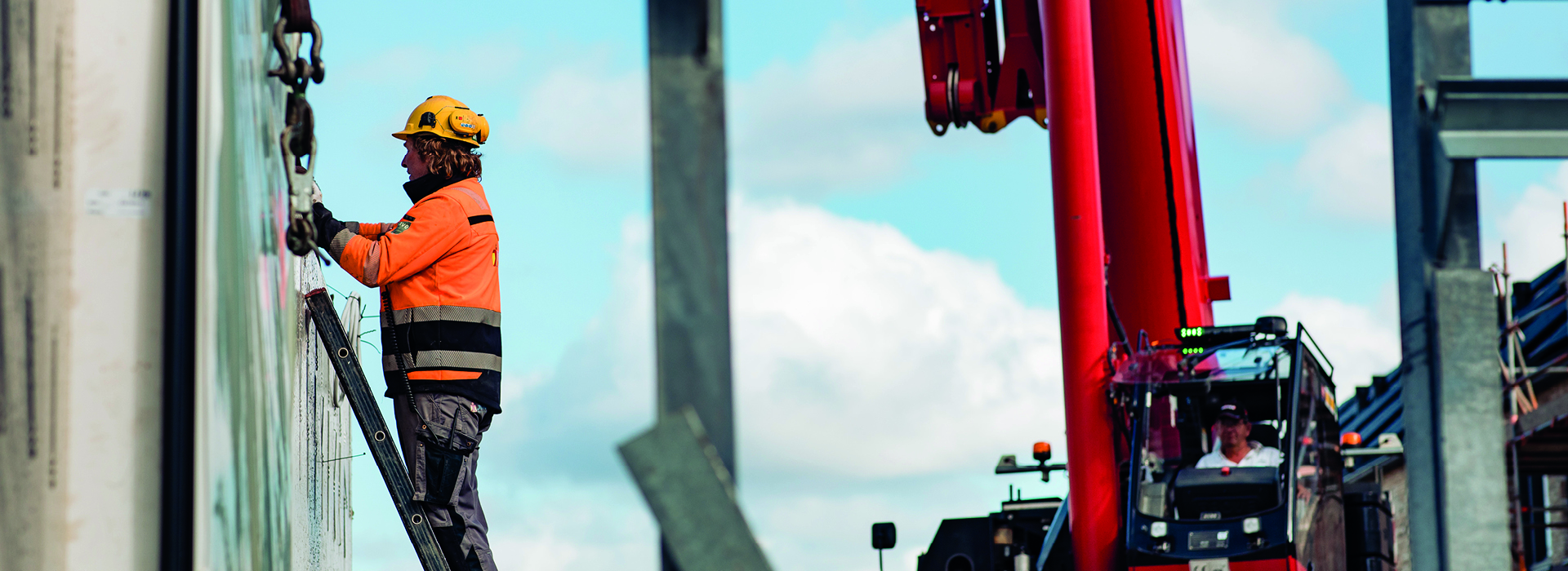 Vialis collega met bouwhelm op projectlocatie